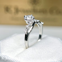 將圖片載入圖庫檢視器 Moissanite Star River Ring 莫桑石星河戒指
