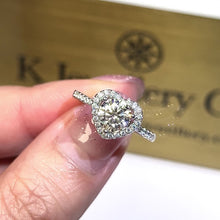 將影片載入圖庫檢視器並播放，Moissanite Heart Full Paved Ring 莫桑石傾心戒指
