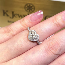將影片載入圖庫檢視器並播放，Moissanite Heart Full Paved Ring 莫桑石傾心戒指
