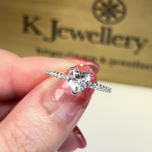 將影片載入圖庫檢視器並播放，Moissanite Heart Shape Paved Ring 莫桑石愛心型鑲石臂戒指
