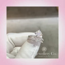 將影片載入圖庫檢視器並播放，Moissanite 2ct Cushion Cut Princess Crown Ring 莫桑石冠冕枕型2卡戒指
