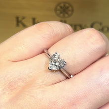 將影片載入圖庫檢視器並播放，Moissanite Heart Shape Ring 莫桑石愛心型清鑲刀臂戒指
