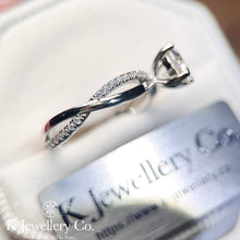 將圖片載入圖庫檢視器 Moissanite Infinity Ring 莫桑石愛無限戒指
