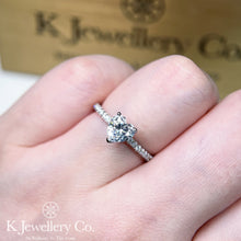 將圖片載入圖庫檢視器 Moissanite Heart Shape Paved Ring 莫桑石愛心型鑲石臂戒指

