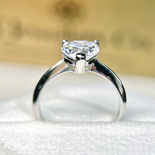 將圖片載入圖庫檢視器 Moissanite Heart Shape Ring 莫桑石愛心型清鑲刀臂戒指
