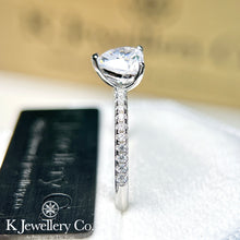 將圖片載入圖庫檢視器 Moissanite Heart Shape Paved Ring 莫桑石愛心型鑲石臂戒指
