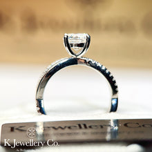 將圖片載入圖庫檢視器 Moissanite Infinity Ring 莫桑石愛無限戒指
