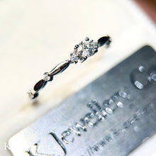 將圖片載入圖庫檢視器 Moissanite Classic 0.1ct Ring 莫桑石小清新10分戒指
