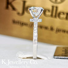 將圖片載入圖庫檢視器 Moissanite 18K Gold Hidden Halo Four Prong Ring 18K莫桑石高鑲四爪圍石戒指
