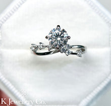 將圖片載入圖庫檢視器 Moissanite Star River Ring 莫桑石星河戒指
