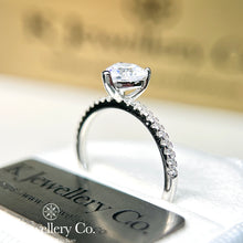 將圖片載入圖庫檢視器 Moissanite Heart Shape Paved Ring 莫桑石愛心型鑲石臂戒指

