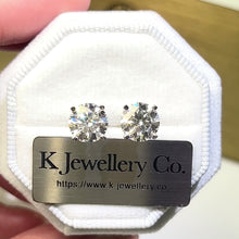 將影片載入圖庫檢視器並播放，Moissanite Four Prong Ear Studs 莫桑石清鑲高四爪螺絲/耳環
