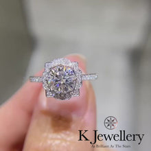 將影片載入圖庫檢視器並播放，Moissanite Belle Ring 莫桑石Belle 密鑲戒指
