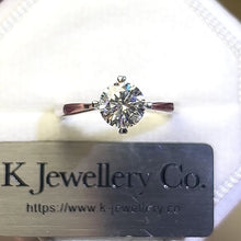 將影片載入圖庫檢視器並播放，Moissanite Four Claws Love Ring 莫桑石鏤空四爪戒指
