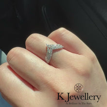 將影片載入圖庫檢視器並播放，Moissanite 18K Gold V Shape Princess Lace Ring
