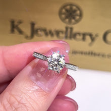 將影片載入圖庫檢視器並播放，Moissanite Rolling Crown Ring 莫桑石皇冠轉動戒指
