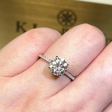 將影片載入圖庫檢視器並播放，Moissanite Four Prong Hidden Halo Paved Ring 莫桑石四爪隱形高托圍鑲戒指
