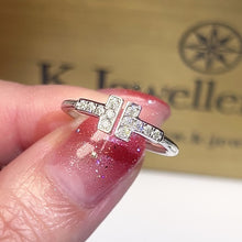 將影片載入圖庫檢視器並播放，Moissanite Double T Ring 莫桑石雙T戒指
