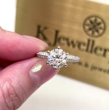 將影片載入圖庫檢視器並播放，Moissanite Setting Pave Ring 莫桑石六爪密鑲戒指
