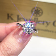 將影片載入圖庫檢視器並播放，Moissanite Snow Heart Prong Ring 莫桑石雪花扭臂戒指
