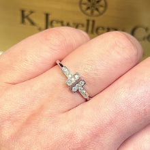 將影片載入圖庫檢視器並播放，Moissanite Double T Ring 莫桑石雙T戒指
