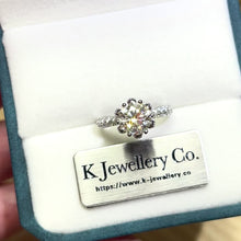 將影片載入圖庫檢視器並播放，Moissanite Flower Crown Ring 莫桑石皇冠花托戒指
