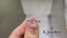 將影片載入圖庫檢視器並播放，Moissanite Ring Museum 圓形莫桑六爪鑲鑽絲帶款
