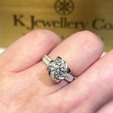 將影片載入圖庫檢視器並播放，Moissanite Floral Crown Ring 莫桑石花嫁皇冠戒指
