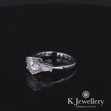 將影片載入圖庫檢視器並播放，Moissanite Round Brilliant with Baguette Shape Ring莫桑石圓型六爪配梯方石戒指
