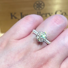 將影片載入圖庫檢視器並播放，Moissanite Flower Crown Ring 莫桑石皇冠花托戒指
