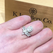 將影片載入圖庫檢視器並播放，Moissanite Pear Josephine Ring 莫桑石梨型配馬眼石戒指

