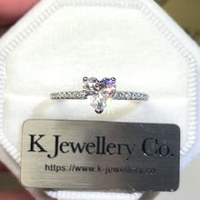 將影片載入圖庫檢視器並播放，Moissanite Heart Shape Paved Ring 莫桑石愛心型鑲石臂戒指
