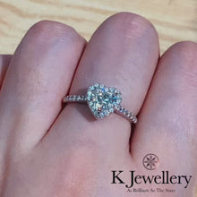將影片載入圖庫檢視器並播放，Moissanite Paved Heart Ring 莫桑石心型全圍鑲戒指
