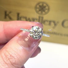 將影片載入圖庫檢視器並播放，Moissanite Four Prong Hidden Halo Paved Ring 莫桑石四爪隱形高托圍鑲戒指
