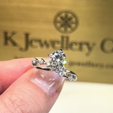 將影片載入圖庫檢視器並播放，Moissanite Star River Ring 莫桑石星河戒指
