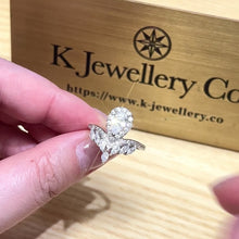 將影片載入圖庫檢視器並播放，Moissanite Pear Josephine Ring 莫桑石梨型配馬眼石戒指
