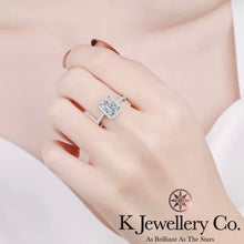 將圖片載入圖庫檢視器 Moissanite Radiant Cut/ Emerald Cut Paved Ring 莫桑石祖母綠切/雷迪恩切圍鑲戒指
