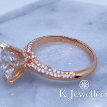 將圖片載入圖庫檢視器 Moissanite 18K Gold Setting Paved Ring 18K莫桑石六爪密鑲戒指
