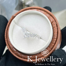 將圖片載入圖庫檢視器 Moissanite 18K Gold V Shape Princess Lace Ring
