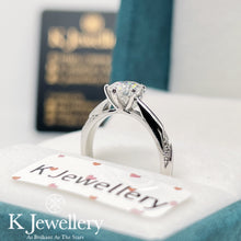 將圖片載入圖庫檢視器 Moissanite Ring Museum 圓形莫桑六爪鑲鑽絲帶款
