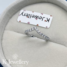 Load image into gallery viewer Moissanite 18K Gold V Ring 2mm Moissanite 18K Gold Rough Version 2mm V Ring

