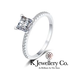 將圖片載入圖庫檢視器 Moissanite Princess Cut Paved Ring 莫桑石公主方微鑲戒指
