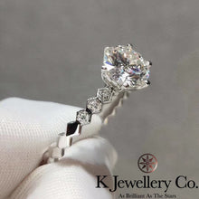 將圖片載入圖庫檢視器 Moissanite Bee My Love Ring 莫桑石蜂巢單鑽戒指
