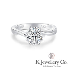 將圖片載入圖庫檢視器 Moissanite Snow Heart Prong Ring 莫桑石雪花扭臂戒指
