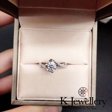 將圖片載入圖庫檢視器 Moissanite Angel Kiss Ring莫桑石天使之吻戒指
