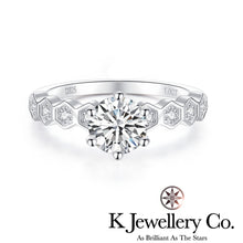 將圖片載入圖庫檢視器 Moissanite Bee My Love Ring 莫桑石蜂巢單鑽戒指
