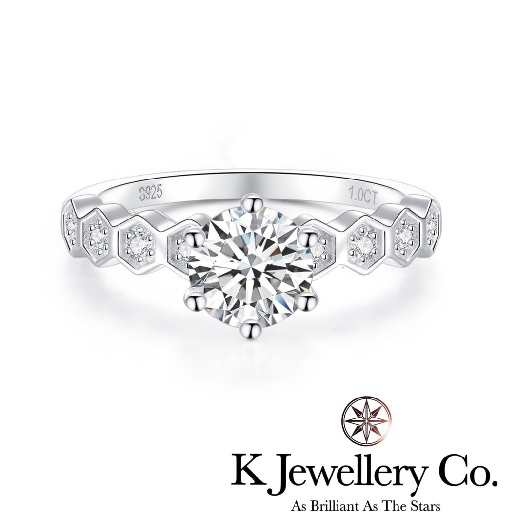 Moissanite Bee My Love Ring 莫桑石蜂巢單鑽戒指