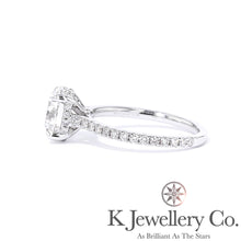 將圖片載入圖庫檢視器 Moissanite Four Prong Hidden Halo Paved Ring 莫桑石四爪隱形高托圍鑲戒指
