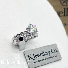 將圖片載入圖庫檢視器 Moissanite Bee My Love Stacking Ring 莫桑石蜂巢排戒
