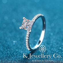 將圖片載入圖庫檢視器 Moissanite Princess Cut Paved Ring 莫桑石公主方微鑲戒指
